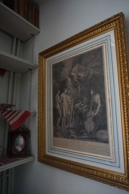 une image d'un tableau accroché au mur d'une pièce