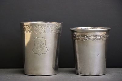 paire de tasses anciennes en métal argenté, ornées de motifs élaborés