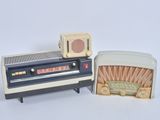 two old fashioned radio ' s sitting next to each other