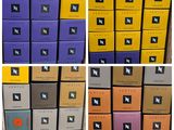 Plusieurs boîtes de différentes couleurs sont empilées les unes sur les autres