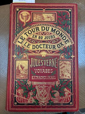 un vieux livre posé sur une table sur une table