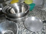 de nombreuses casseroles et poêles sur le comptoir de la cuisine