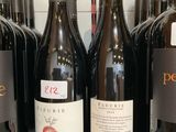 plusieurs bouteilles de vin sont alignées sur un comptoir
