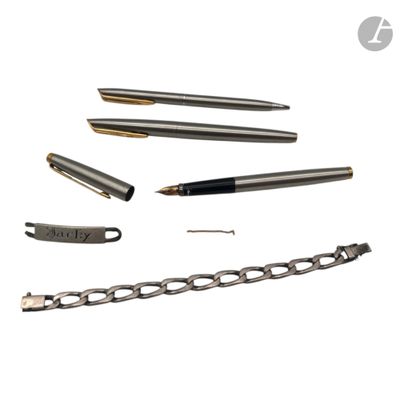 un ensemble de stylos et une chaîne sur fond blanc
