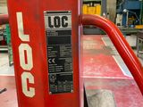 une machine rouge qui est entreposée dans un entrepôt