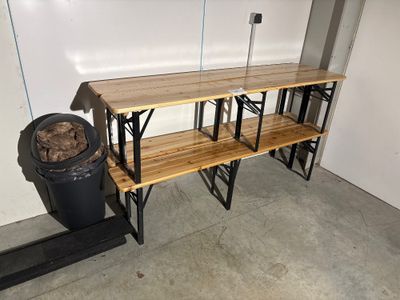 une étagère en bois comportant trois tablettes et une poubelle
