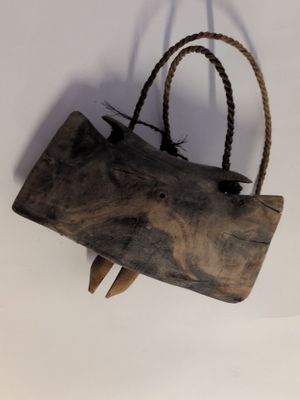 un sac en bois suspendu à une corde au mur