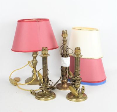 trois lampes placées l'une à côté de l'autre sur une table