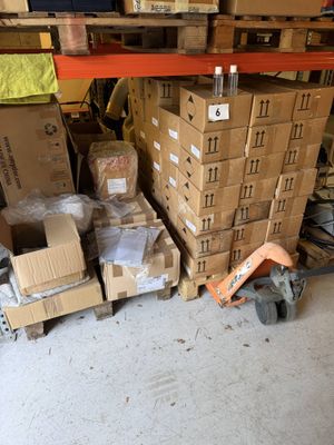 Un lot comprenant 3 palettes de gel hydraualcooliques et con…