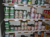 de nombreuses boîtes de conserve sur les étagères du garde-manger