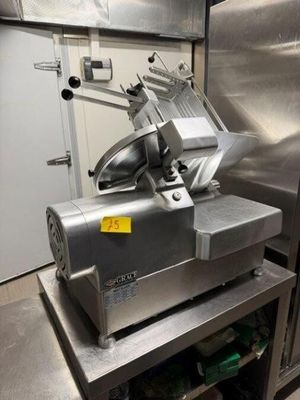 une machine posée sur une table dans une cuisine