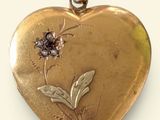 un cadenas doré en forme de cœur orné d'une fleur