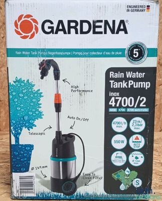 un carton contenant une pompe pour réservoir d'eau de pluie Gardena