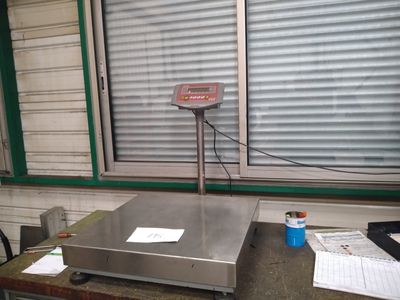 une photo d'une balance posée sur un établi devant une fenêtre
