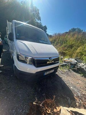 la camionnette blanche est garée sur le côté de la route