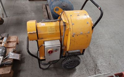 une petite machine jaune posée par terre