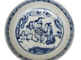 une assiette bleue et blanche avec une photo de personnes dessus
