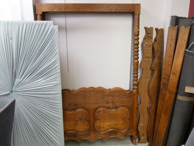un lit avec une tête et un pied de lit en bois dans une chambre