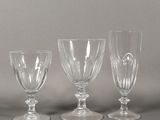 trois verres à pied en verre transparent posés sur une table