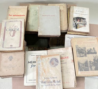 une pile de vieux livres posés sur une table
