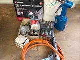 une boîte à outils posée sur une table à côté d'un tuyau d'arrosage