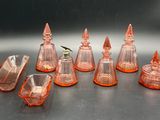 sept morceaux de verre orange posés sur une table