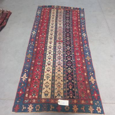 un tapis rouge et bleu orné d'un motif floral