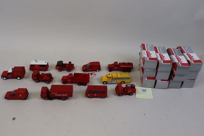 un grand nombre de camions jouets posés sur une table