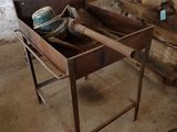 une boîte en bois munie d'une poignée en bois et contenant un bol