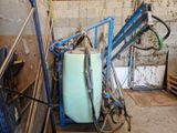 un tas d'objets divers entassés dans un garage