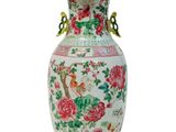 un vase posé sur une surface blanche