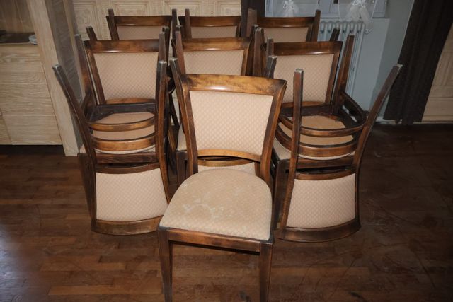 50 chaises structures bois, assises et dossiers garnis de tissu b...