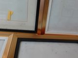 deux tableaux encadrés accrochés l'un à côté de l'autre au mur