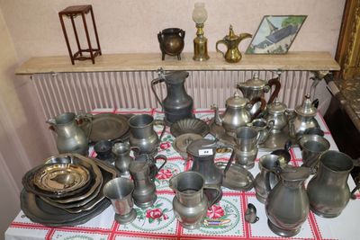 une table sur laquelle se trouvent de nombreux objets en argent