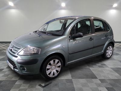 la photo d'une petite voiture grise garée dans un garage