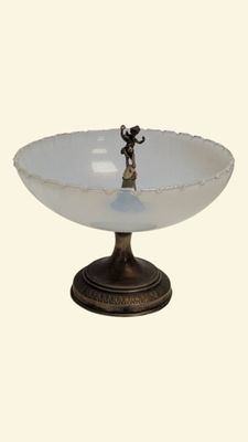 Coupe formant centre de table en verre opalin à décor crénel…