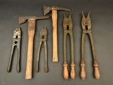 Plusieurs vieux outils sont alignés sur une table