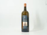 une bouteille de vin posée sur une table