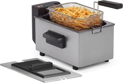 un gros plan d'une friteuse contenant des frites