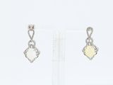 paire de boucles d'oreilles en opalite et diamants sur fond blanc