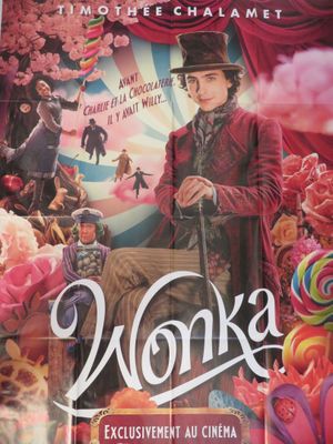 L'affiche du film « Wonka » est posée sur une table.