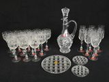 beaucoup de verres à vin et un pichet sur la table