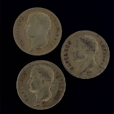 trois souverains d'or, dont l'un est orné d'une couronne et l'autre est un souverain