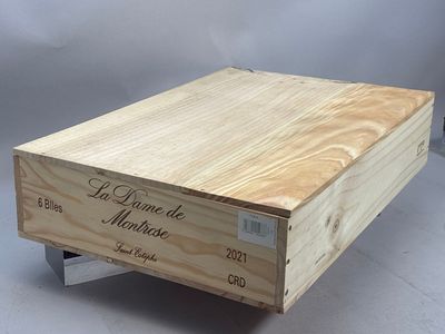 la boîte en bois est posée sur un support métallique