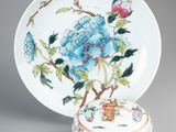 une assiette blanche ornée de fleurs bleues, posée à côté d'un petit bol