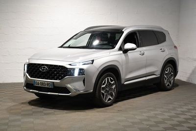 Le SUV blanc est garé devant un mur de briques blanches.