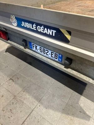 un camion sur lequel est apposée une pancarte à l'arrière