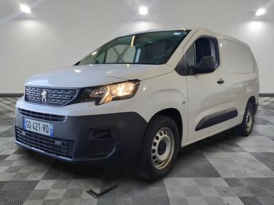 la camionnette blanche est garée sur le sol en damier d'une pièce