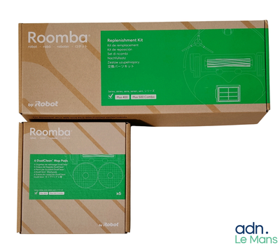 Deux boîtes de produits Roomba sont empilées l'une sur l'autre