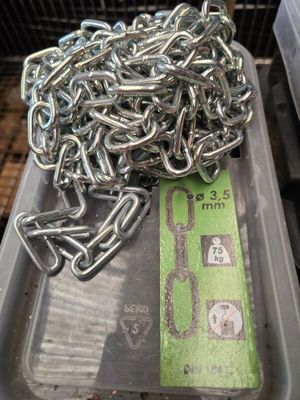 une boîte sur laquelle sont posées plusieurs chaînes métalliques